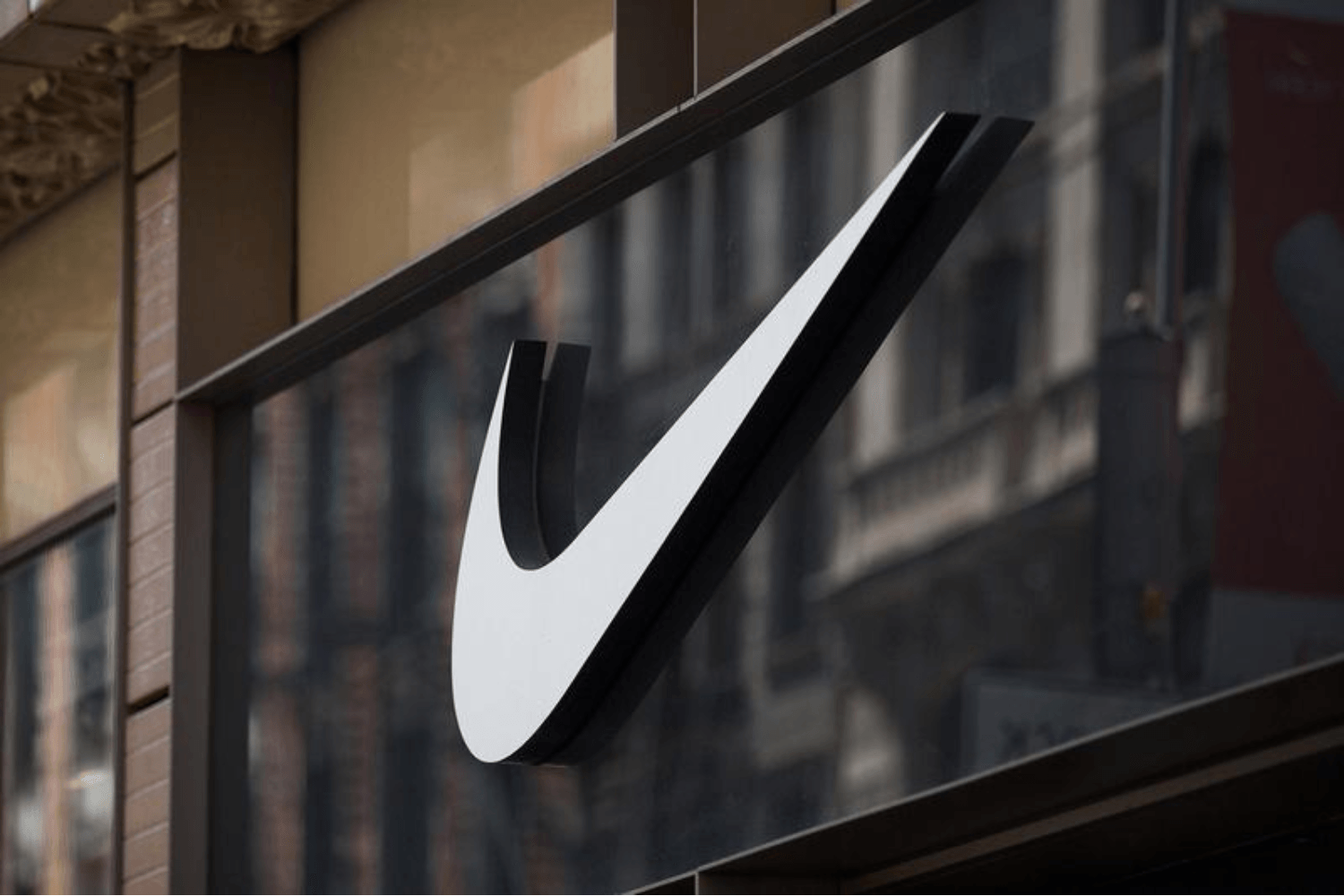 Nike brings back Elliot Hill to replace John Donahoe