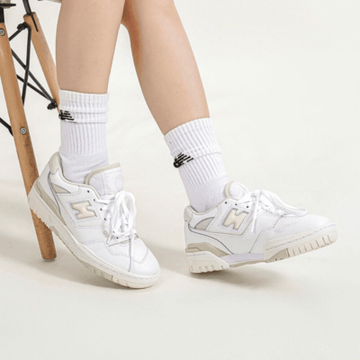 Woman wearing white New balance 550 