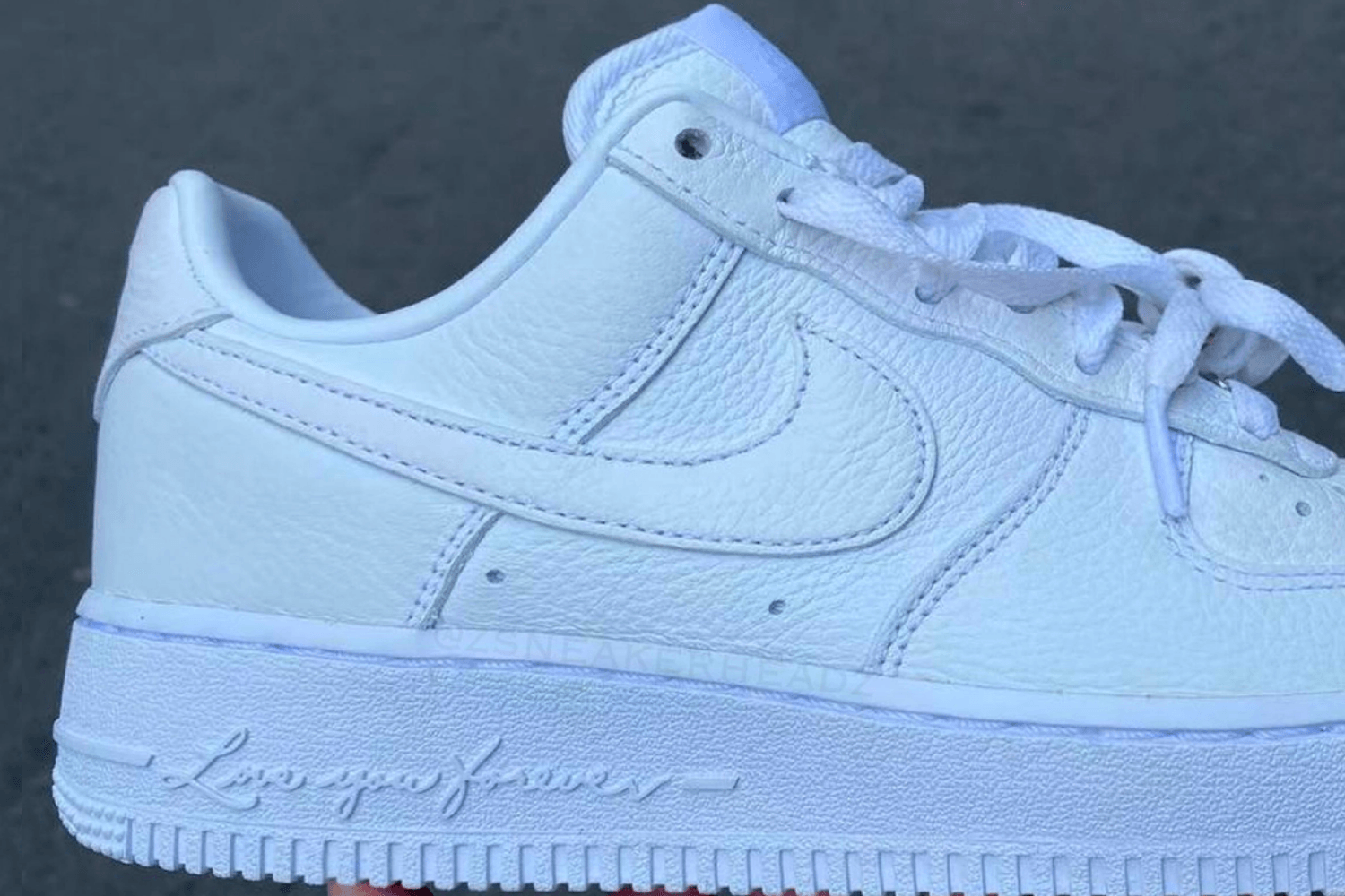 Nieuwe beelden van Drake&#8217;s NOCTA x Nike Air Force 1 &#8216;Certified Lover Boy&#8217;