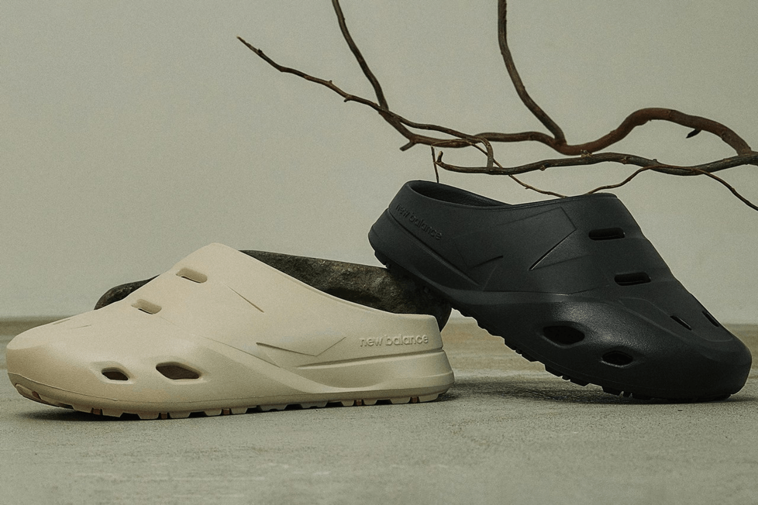 New Balance introduceert clog in colorways &#8216;Tan&#8217; en &#8216;Black&#8217;