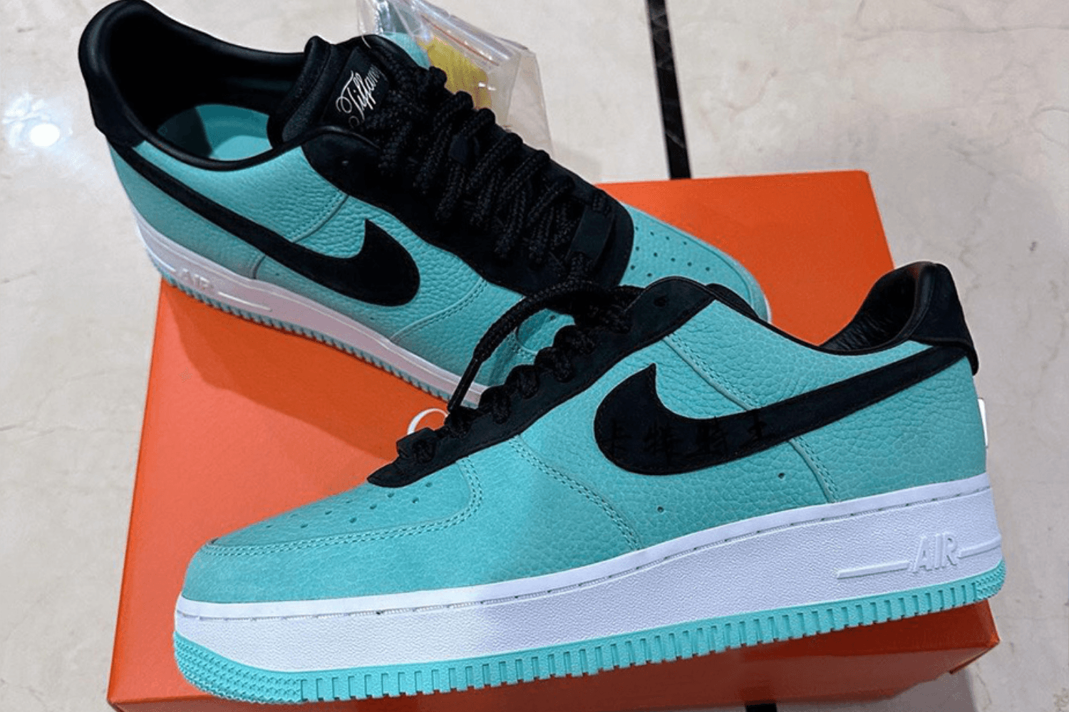 Tiffany &#038; Co. x Nike Air Force 1 Low 1837 sample onthuld