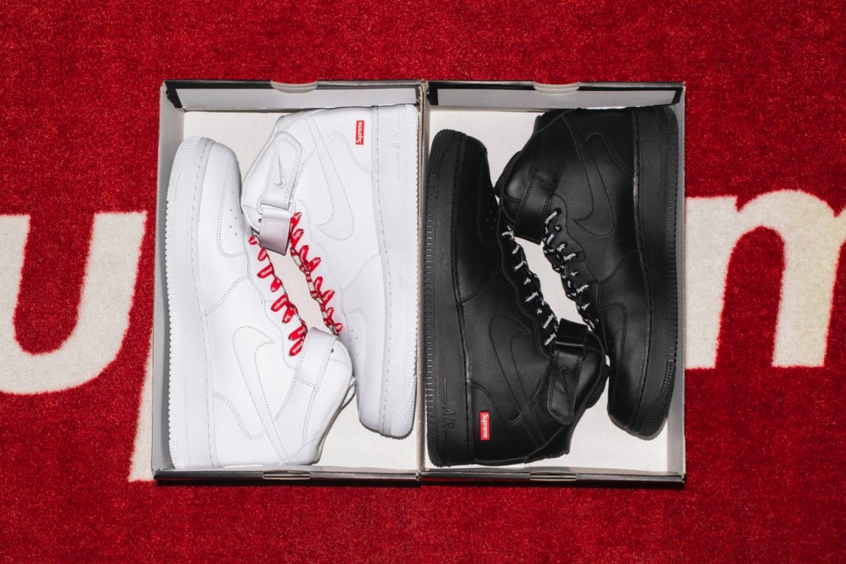 Supreme brengt kenmerkende box logo naar de Nike Air Force 1 Mid