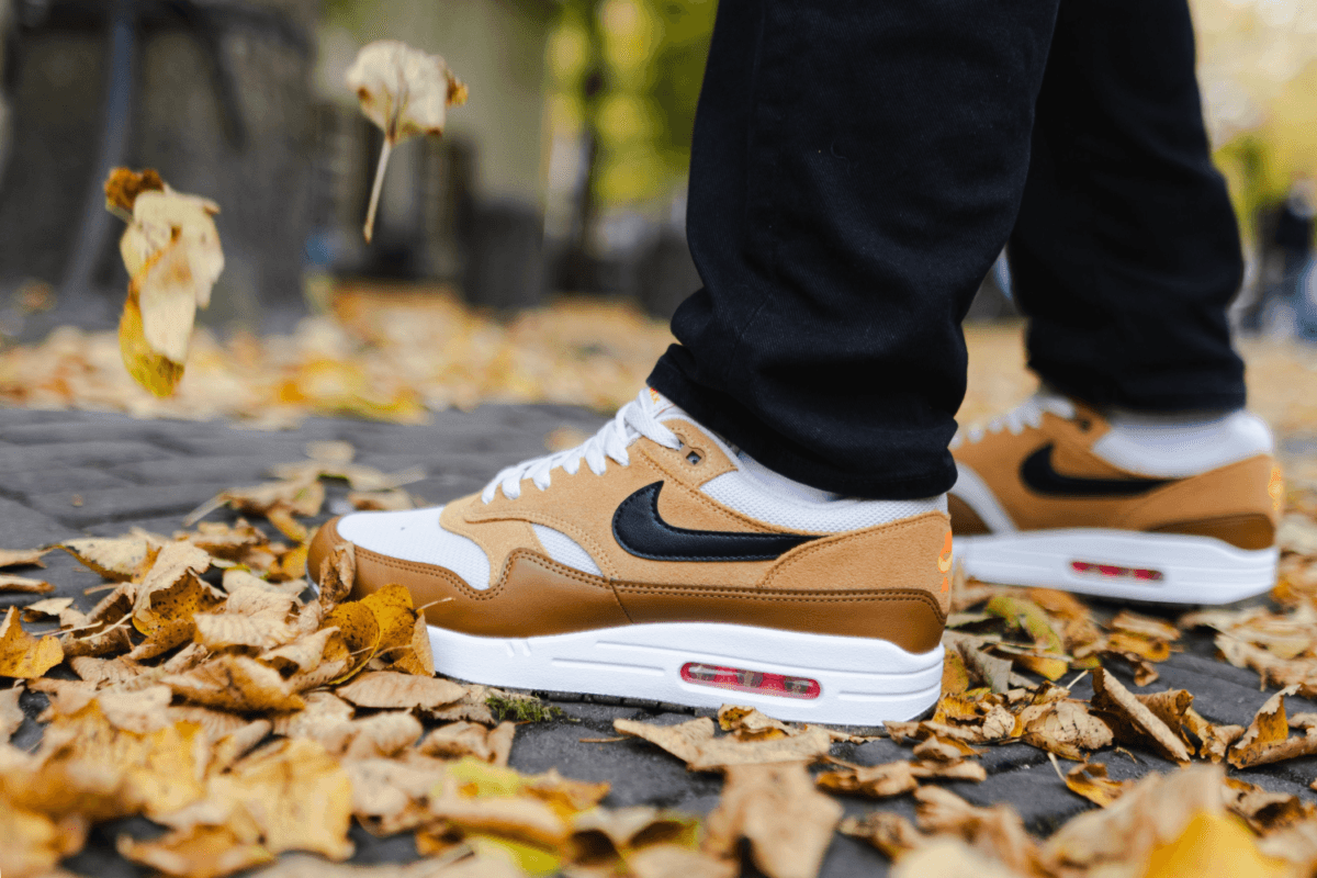 Herfstkleuren zijn in: de beste bruine, beige en bordeauxrode sneakers voor dit seizoen