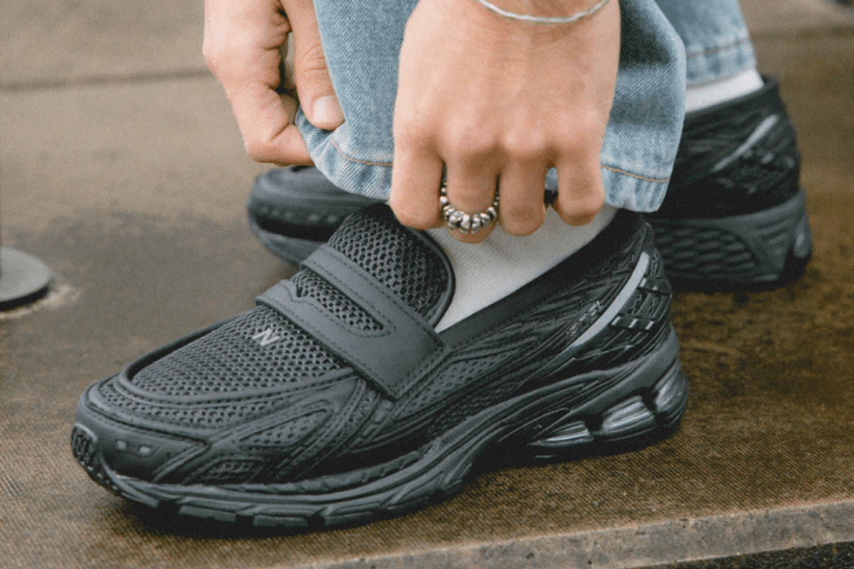 De New Balance 1906 Loafer verschijnt nu ook in een 'Black' colorway