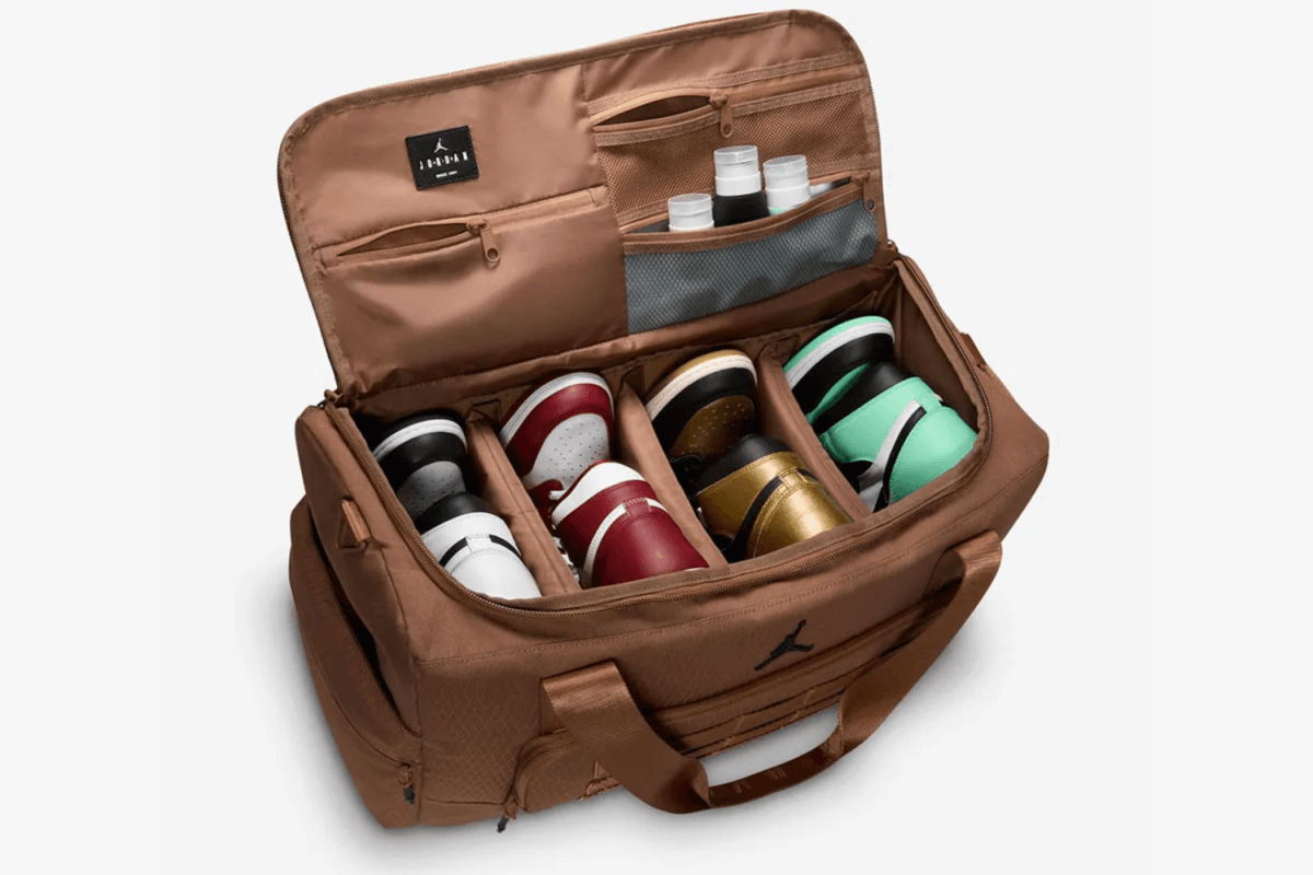 De Jordan Collectors Duffel Bag is een must-have voor de reizende sneakerliefhebber