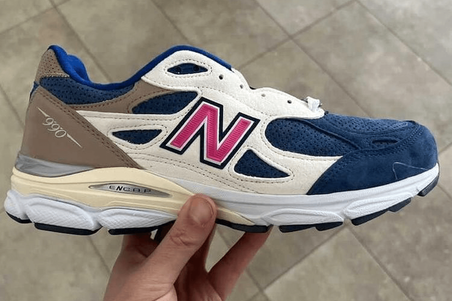 Der KITH x New Balance 990v3 präsentiert sich im 'Daytona' Colorway