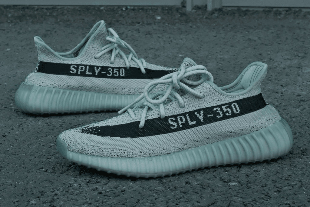 Ein erster Blick auf den YEEZY BOOST 350 V2 'Jade Ash'