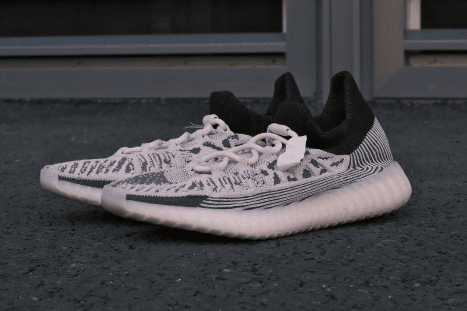 Ein erster Blick auf den YEEZY BOOST 350 V2 CMPCT 'Panda'