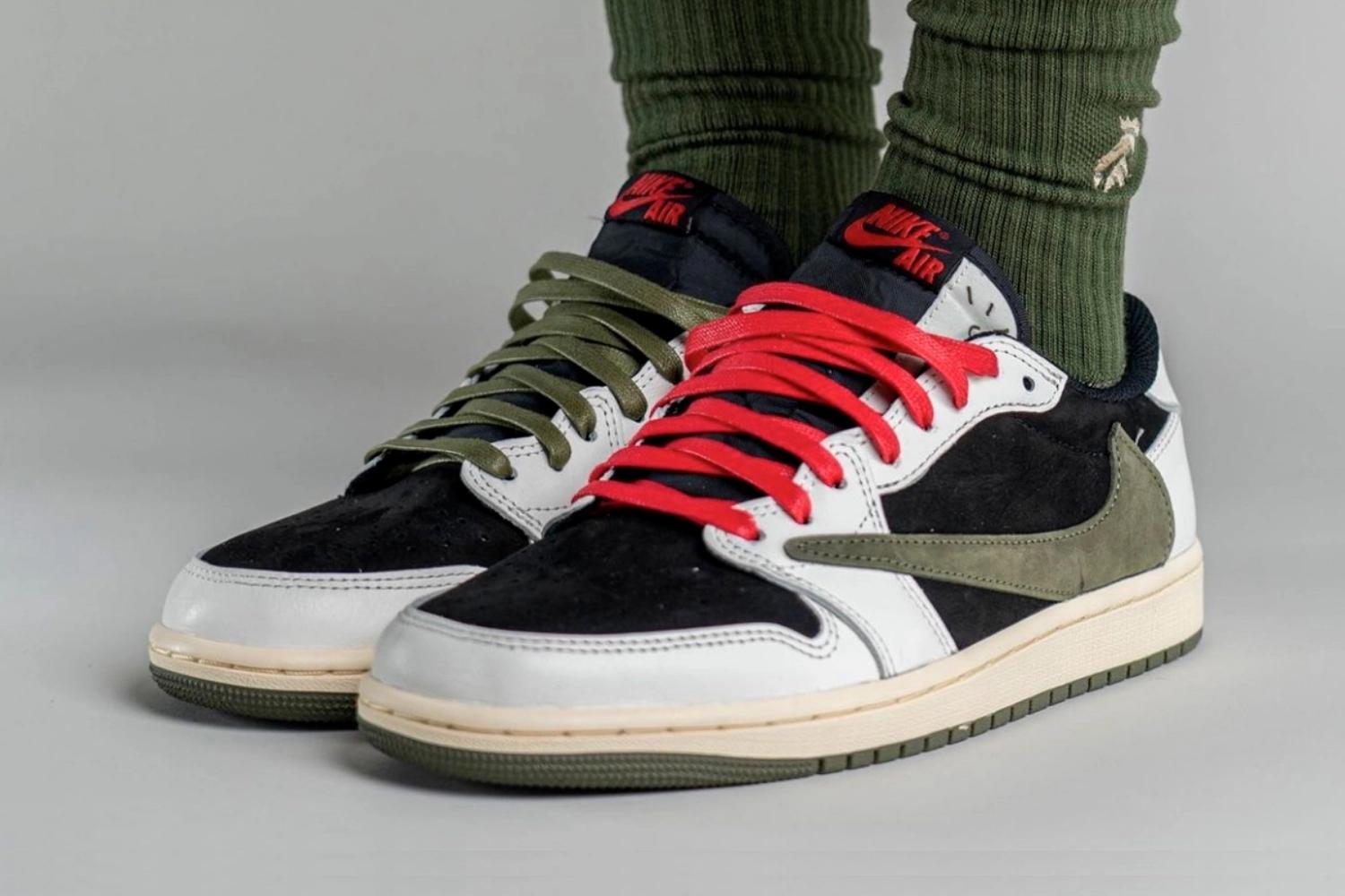 Der Travis Scott x Air Jordan 1 Low OG SP WMNS 'Olive' on-foot