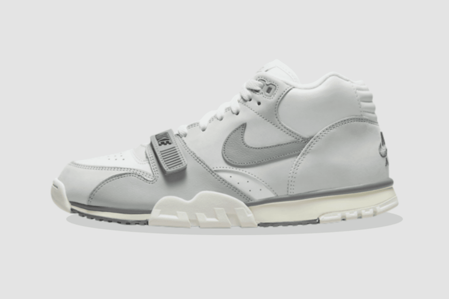 De Nike Air Trainer 1 dropped in een &#8216;Photon Dust&#8217; colorway