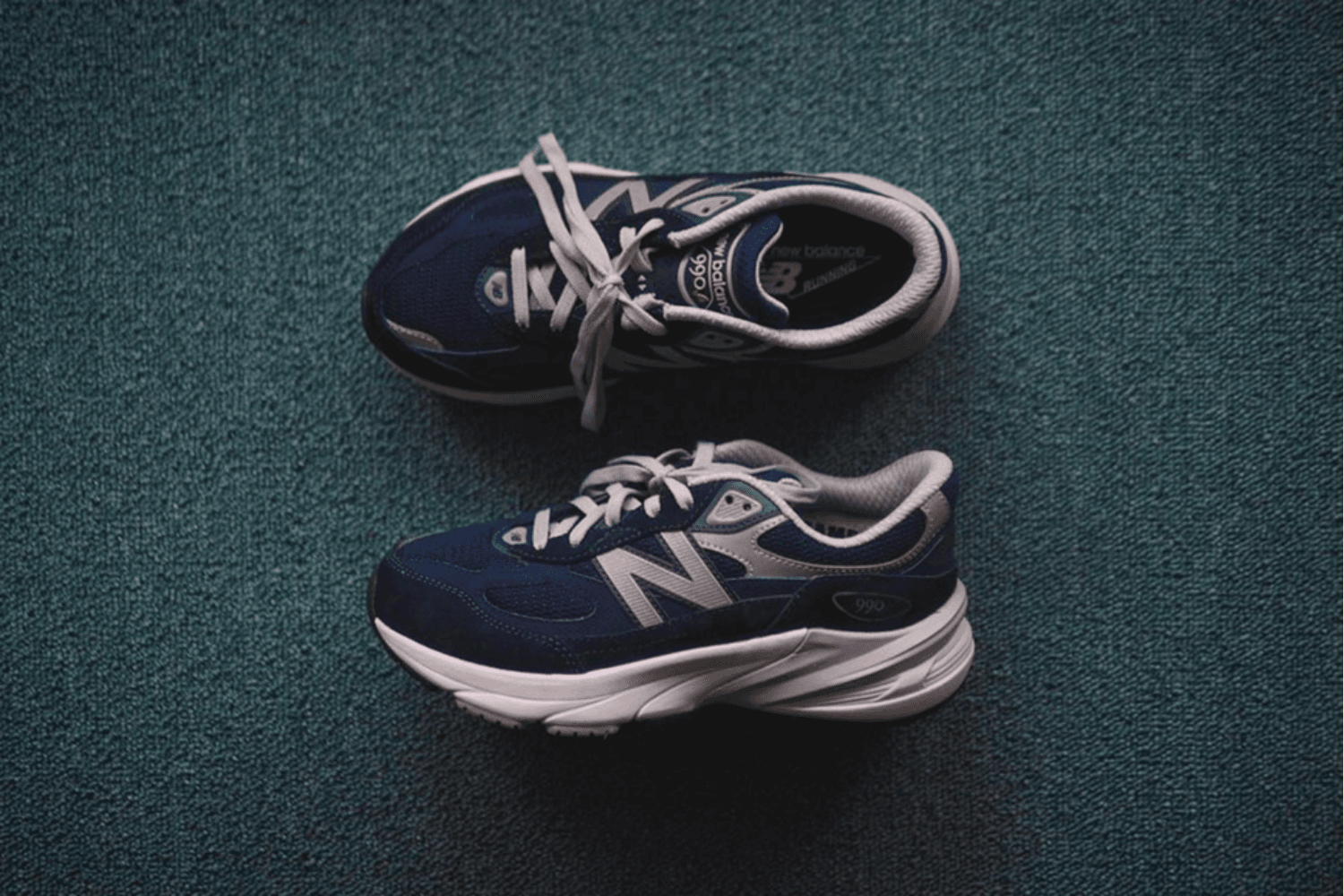 De New Balance 990v6 komt uit in een &#8216;Navy&#8217; colorway