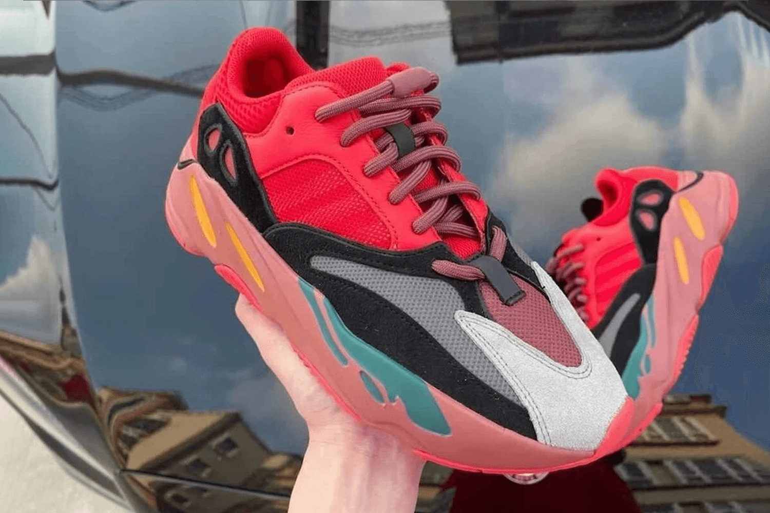 Eerste foto&#8217;s van de adidas Yeezy Boost 700 &#8216;Hi-Res Red&#8217;