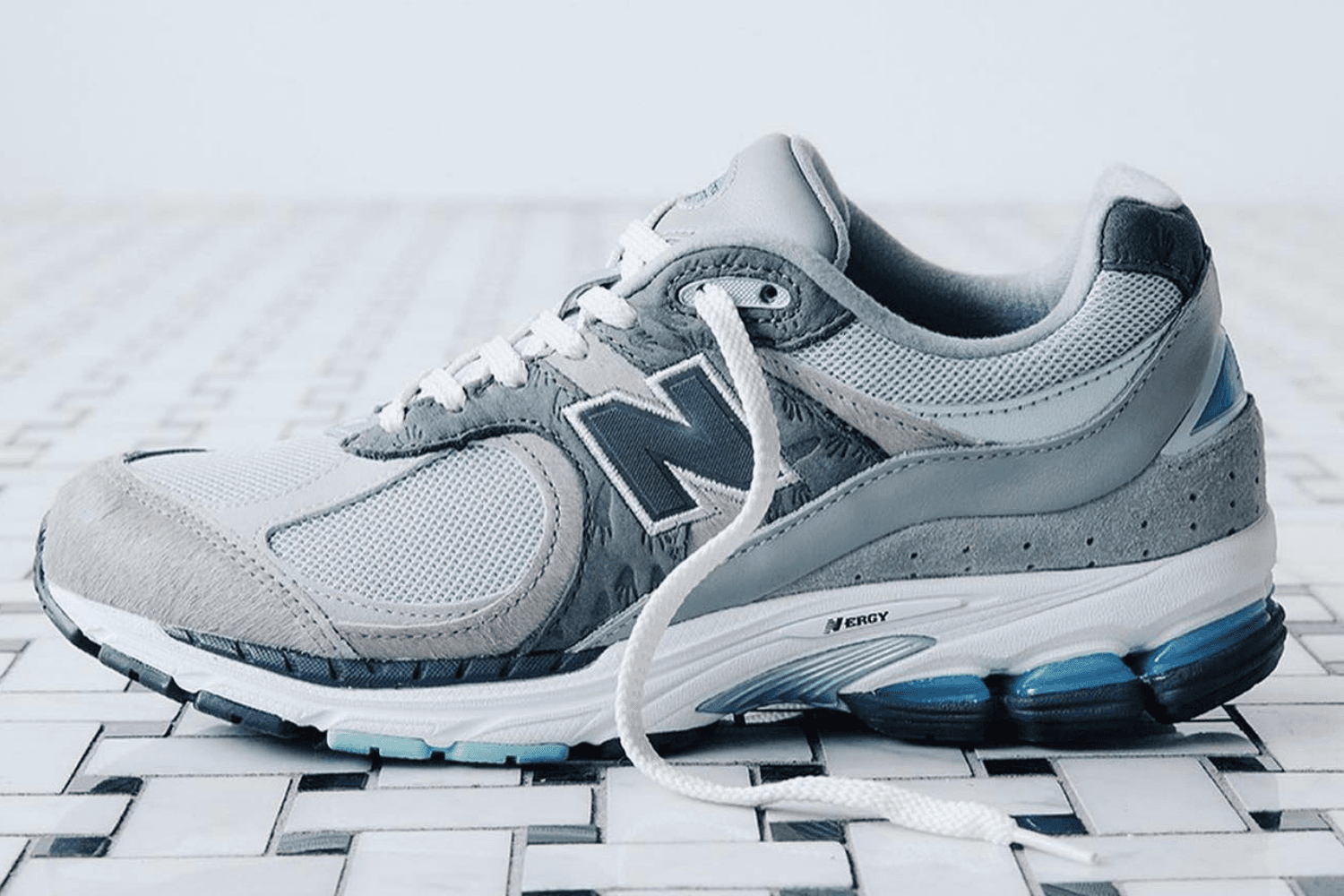 atmos en New Balance onthullen de &#8216;M2002RAT&#8217;