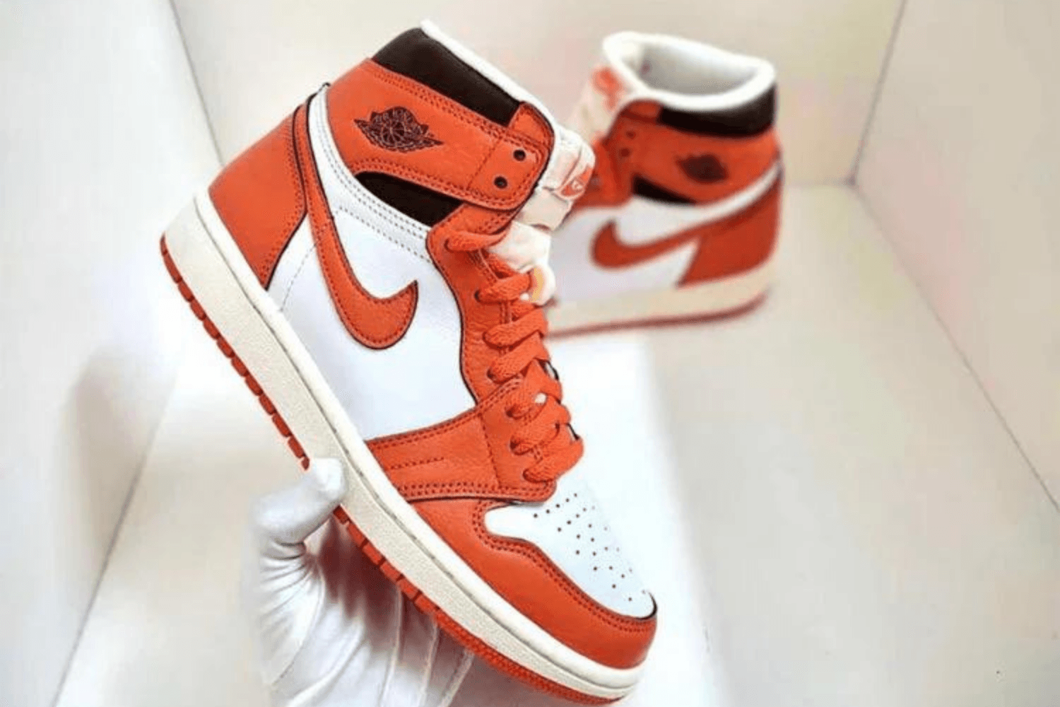 In-hand beelden van de Air Jordan 1 High WMNS &#8216;Starfish&#8217;