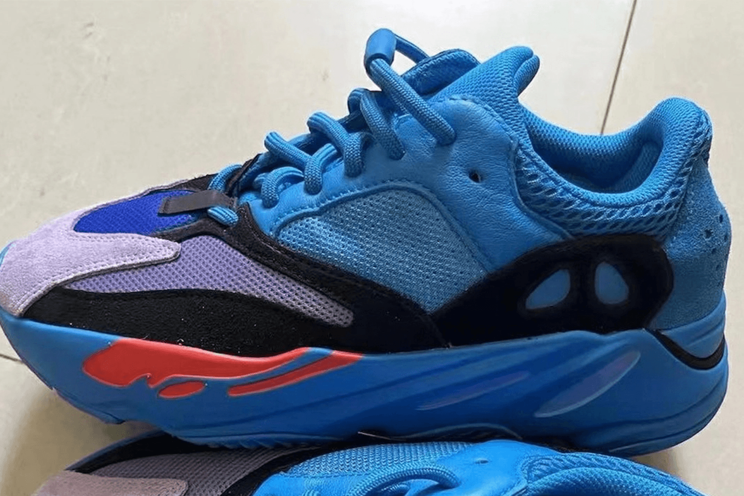 Het eerste beeld van de Yeezy Boost 700 &#8216;Hi-Res Blue&#8217;