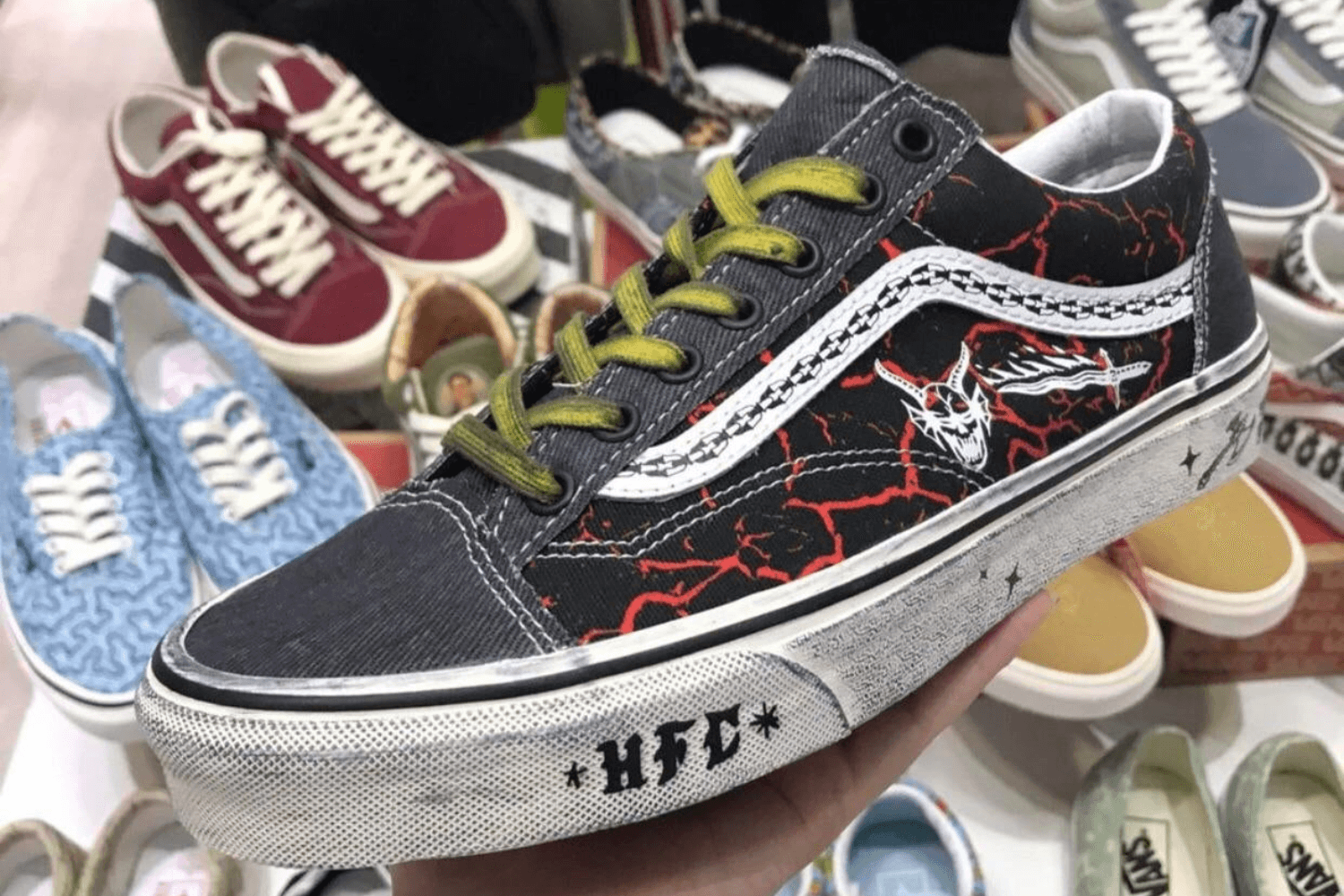 Eerste blik Stranger Things x Vans Old Skool &#8216;Hellfire Club&#8217;