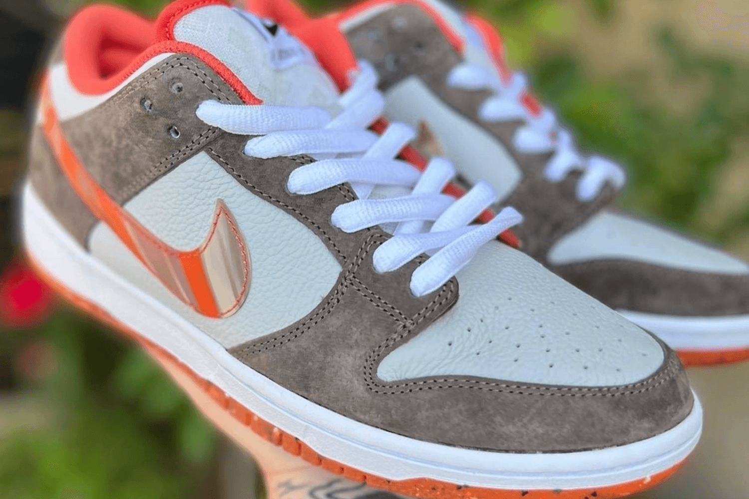 In-hand look van de Crushed x Nike SB Dunk Low