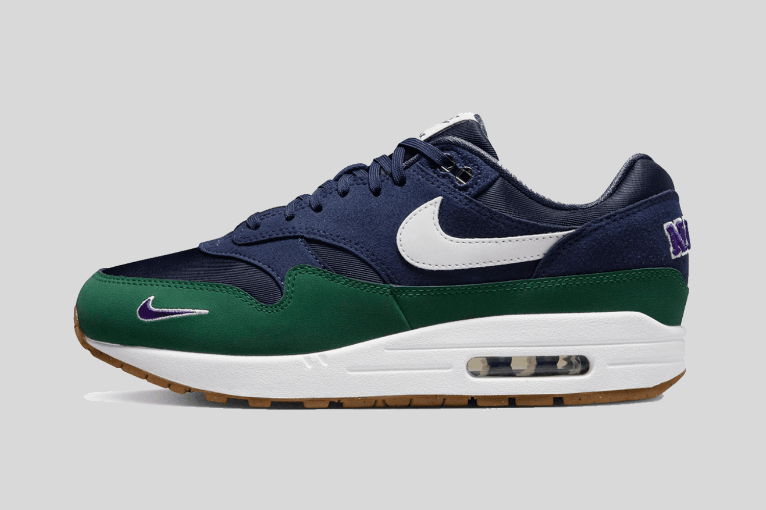 Nike Air Max 1 QS &#8216;Obsidian&#8217; heeft een college thema