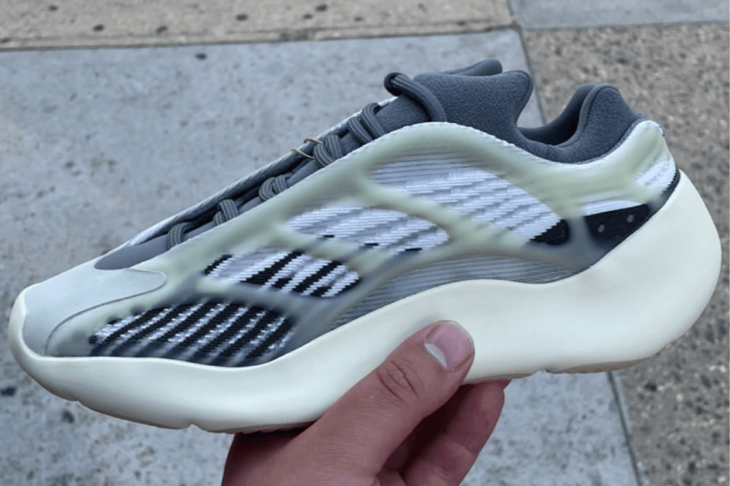 In-hand beelden van de adidas YEEZY 700 v3 &#8216;Fade Salt&#8217;