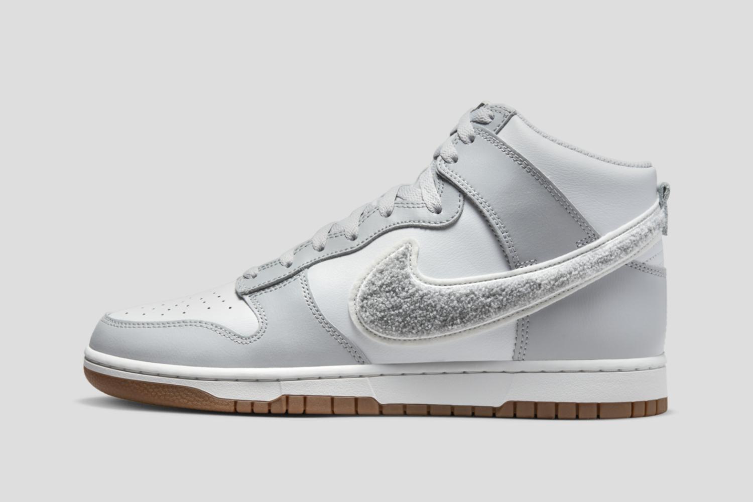 Nike Dunk High &#8216;Chenille Swoosh&#8217; komt in het Light Smoke Grey