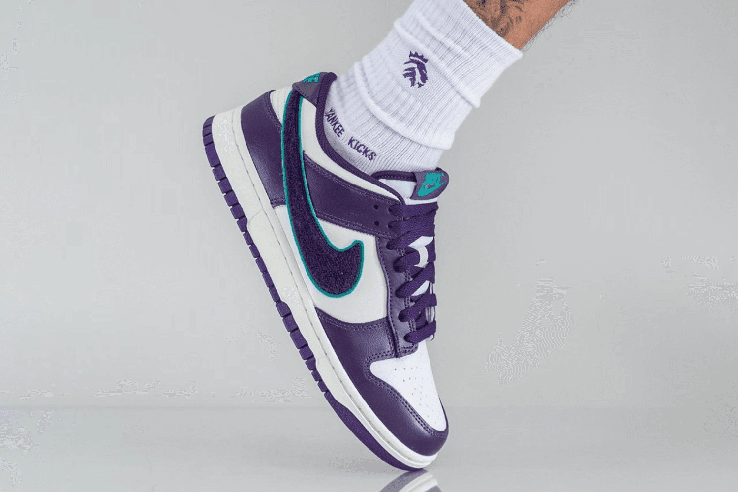 On-foot beelden van de Nike Dunk Low &#8216;Chenille Swoosh&#8217;