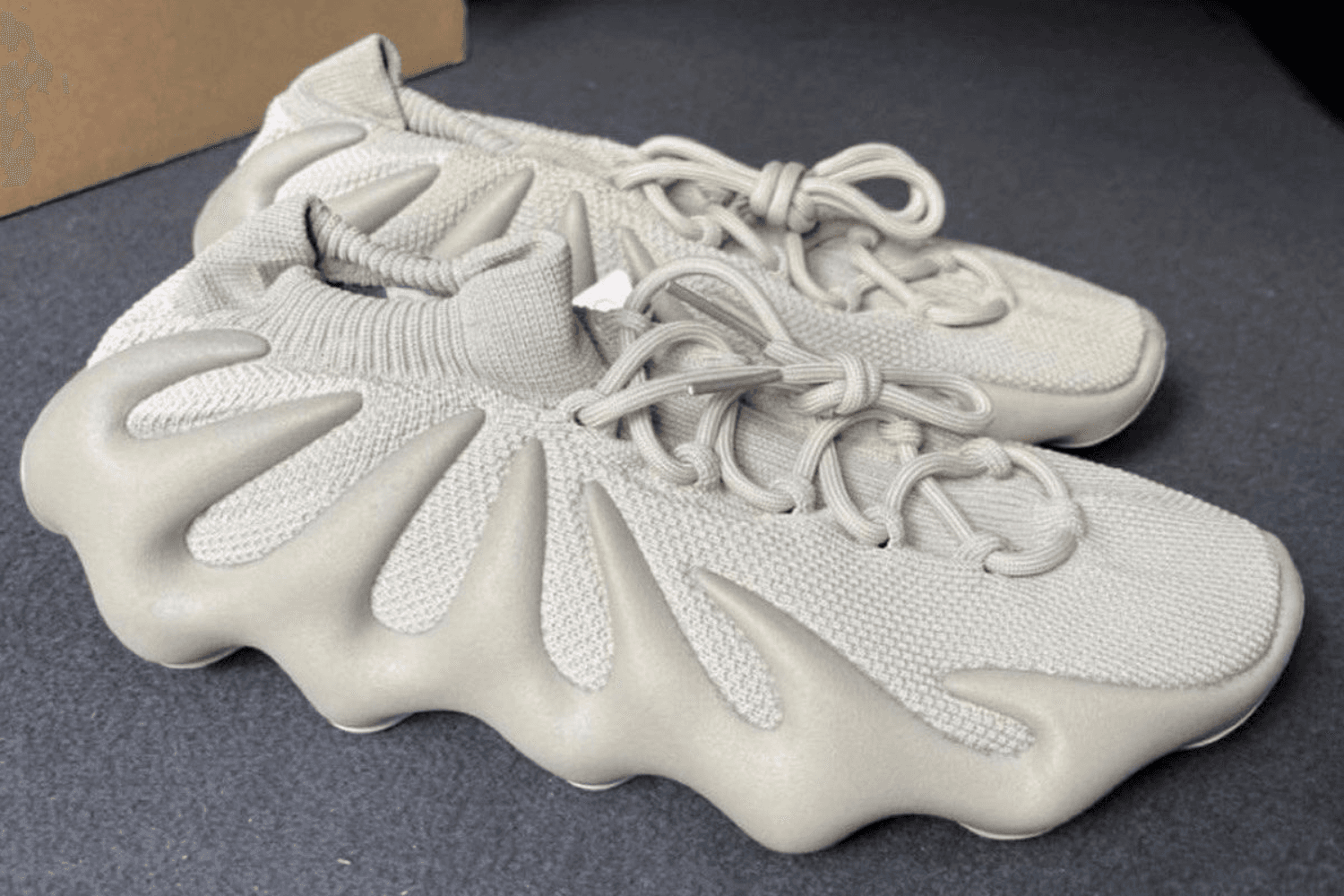 Eerste beelden van de adidas Yeezy 450 &#8216;Stone Flax&#8217;