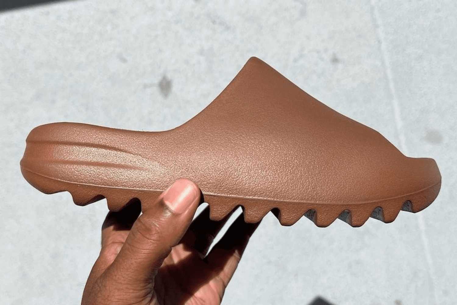 In-hand beelden van adidas Yeezy Slide &#8216;Flax&#8217;