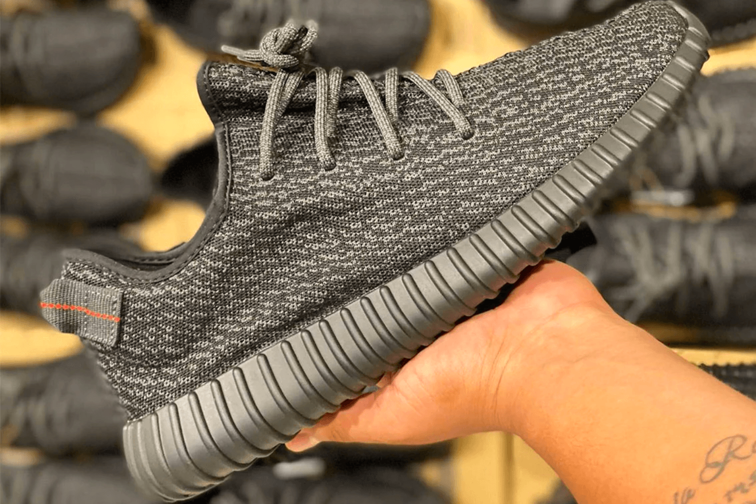 De adidas Yeezy Boost 350 &#8216;Pirate Black&#8217; keert terug