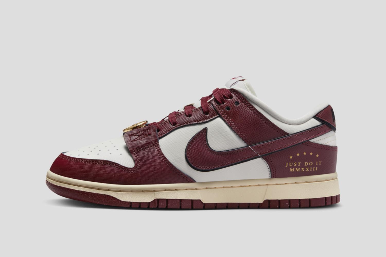 De Nike Dunk Low &#8216;Team Red&#8217; komt met gouden accenten