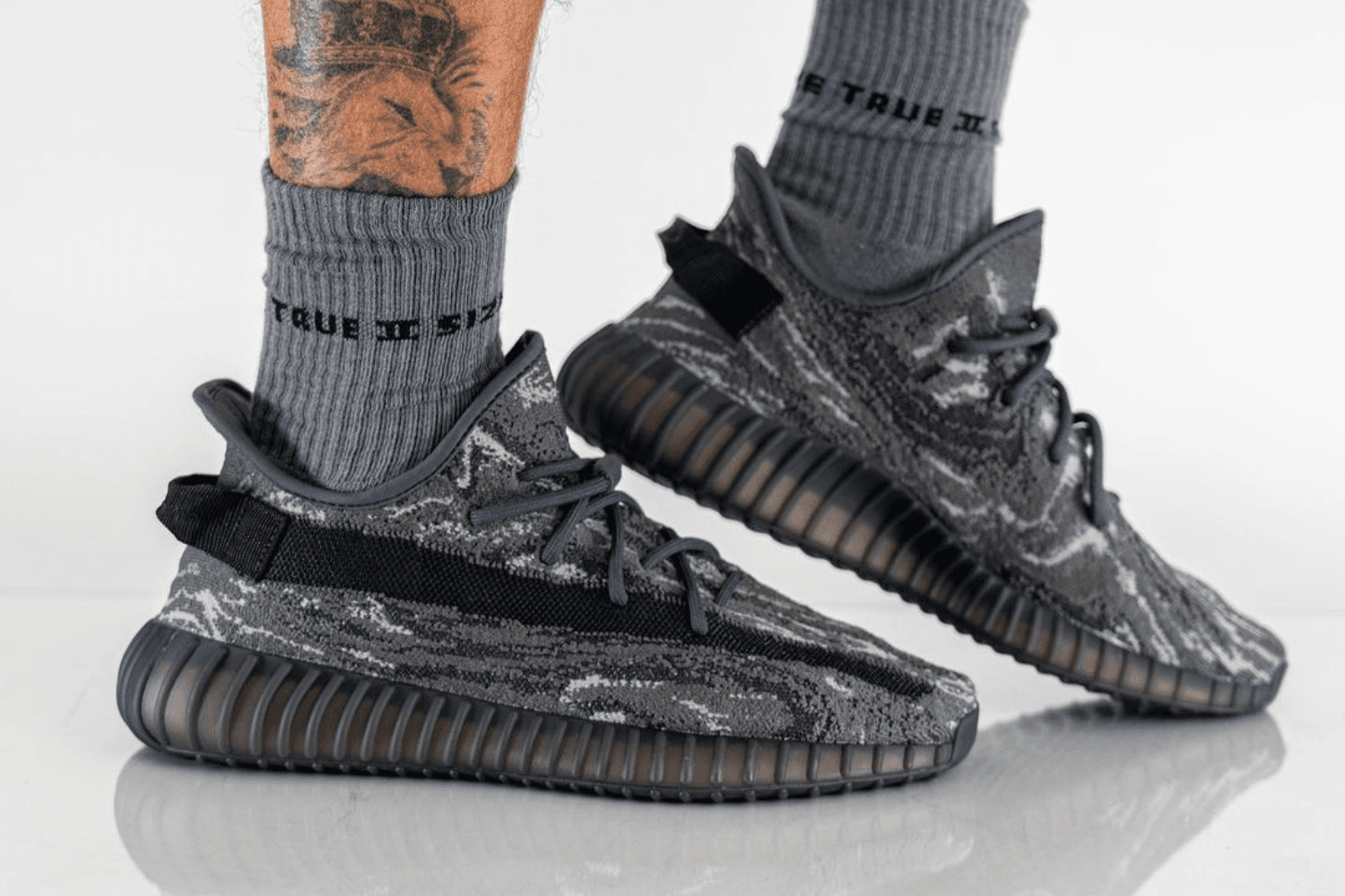 Een blik op de adidas YEEZY BOOST 350 V2 &#8216;MX Grey&#8217;