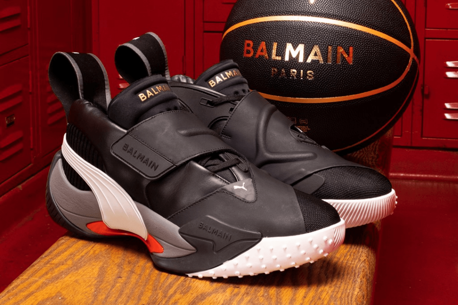 De PUMA x Balmain Court dropt binnenkort