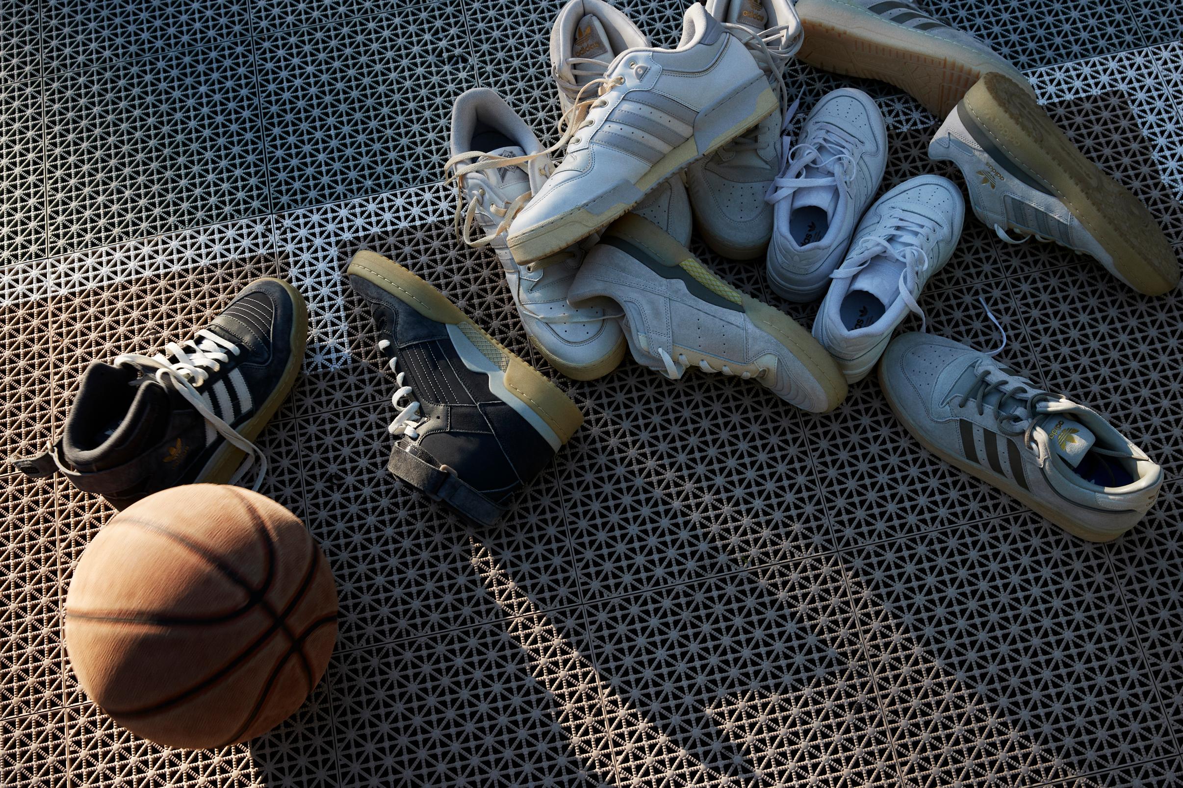 adidas Basketball The 2023 Collection: Chapter 2 foto meerdere sneakers en een basketbal
