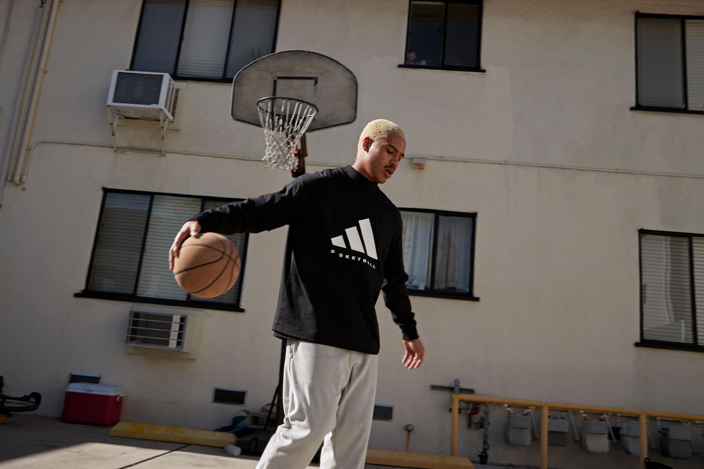 adidas Basketball The 2023 Collection: Chapter 02 Man met basketbal met kleding van de nieuwe collectie