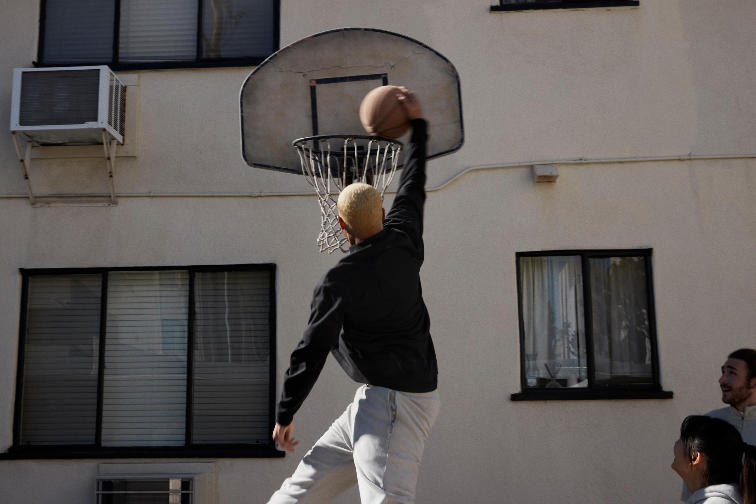 adidas Basketball The 2023 Collection: Chapter 02 Man met basketbal met kleding van de nieuwe collectie