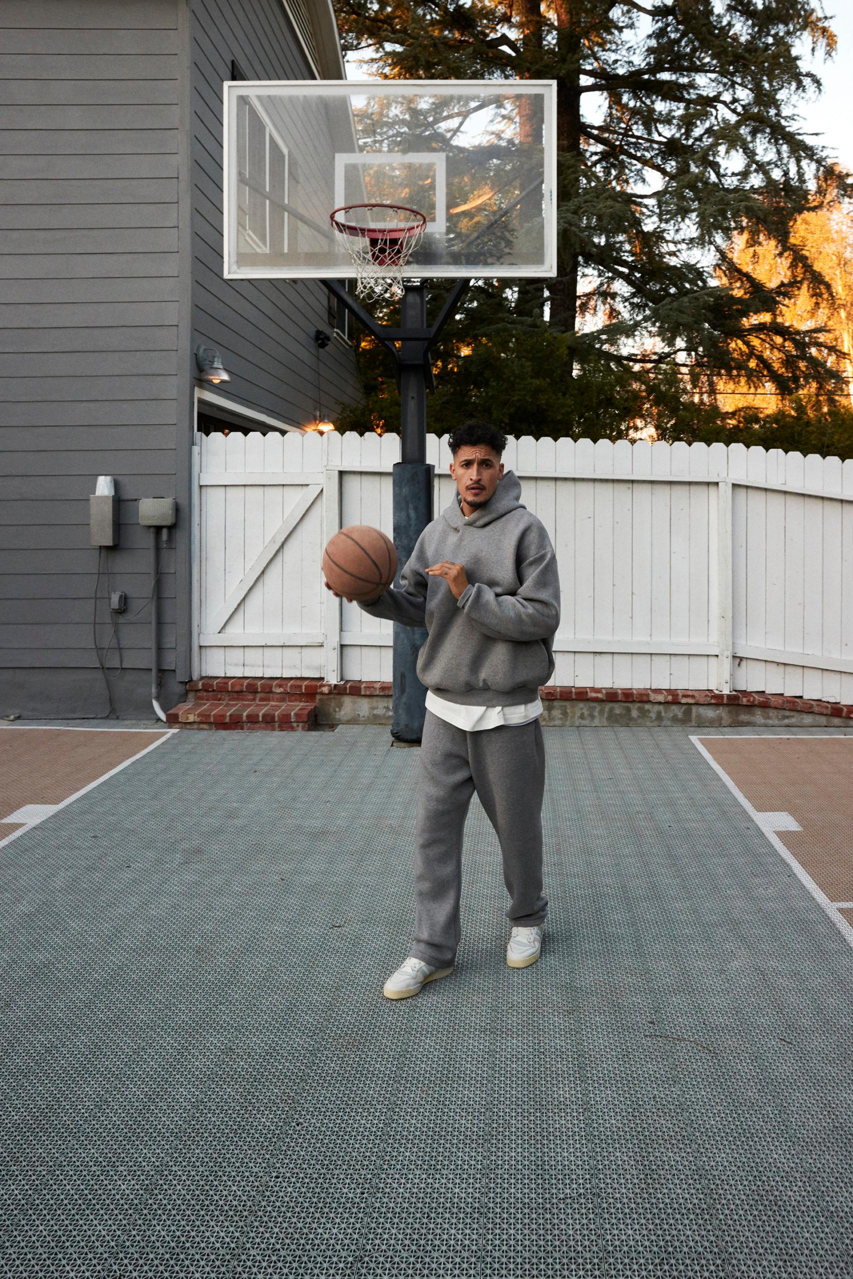 adidas Basketball The 2023 Collection: Chapter 02 Man met basketbal met kleding van de nieuwe collectie aan