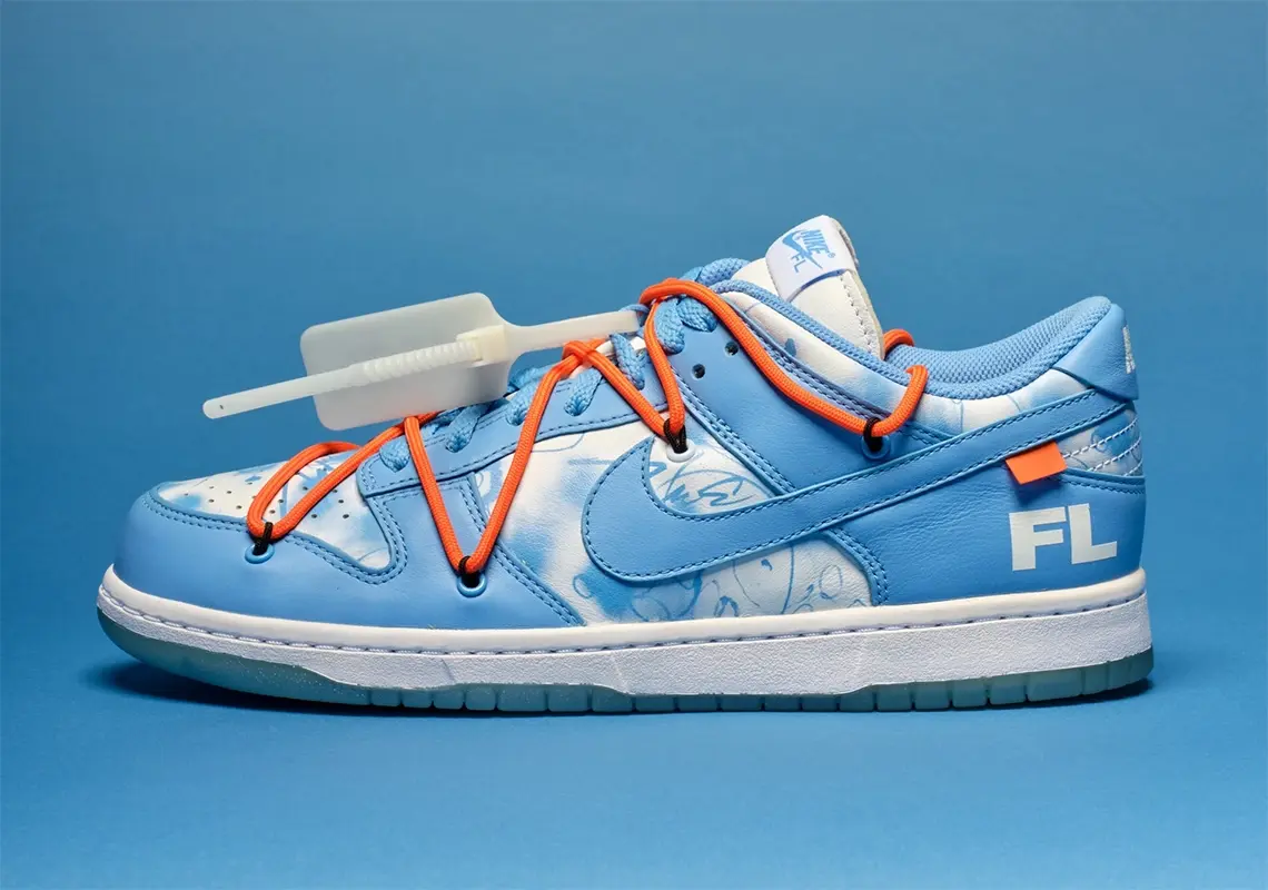 The Futura x Off-White x Nike Dunk 'UNC' met blauwe achtergrond