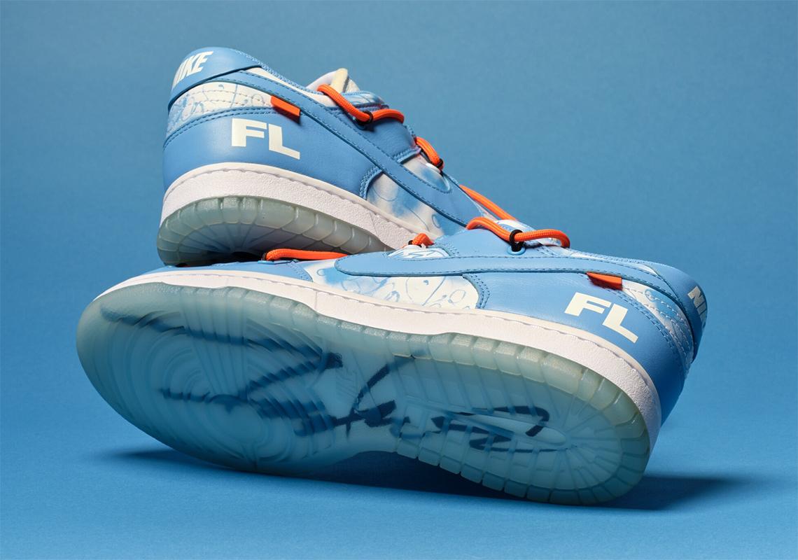 The Futura x Off-White x Nike Dunk 'UNC' met blauwe achtergrond