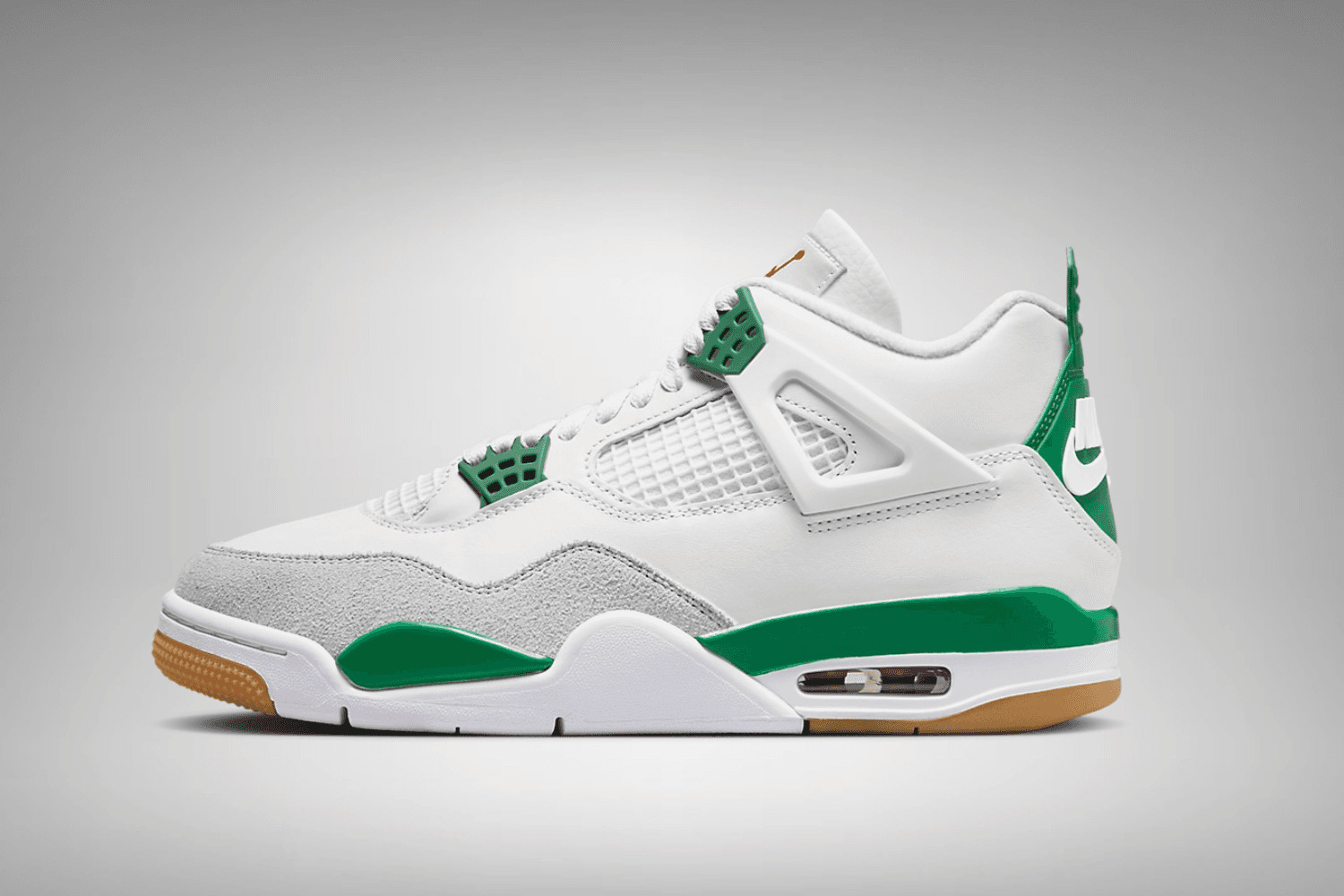 Officiële beelden van de Nike SB x Air Jordan 4 &#8216;Pine Green&#8217;