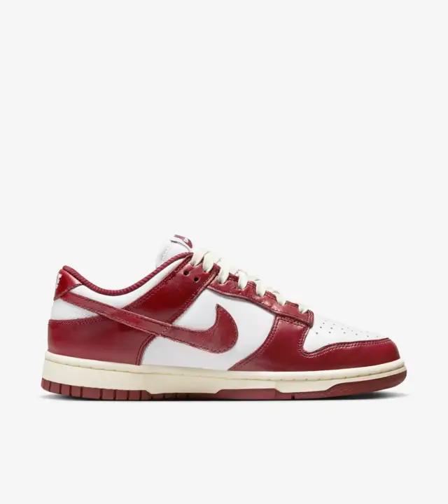 Nike Dunk Low PRM WMNS 'Team Red' zijkant