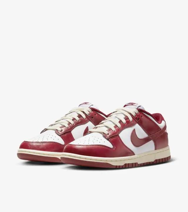 Nike Dunk Low PRM WMNS 'Team Red' het paar