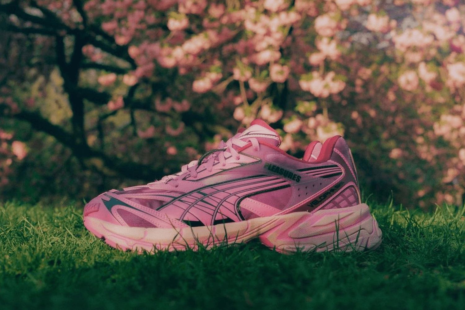 De PLEASURES x PUMA Velophasis dropt binnenkort