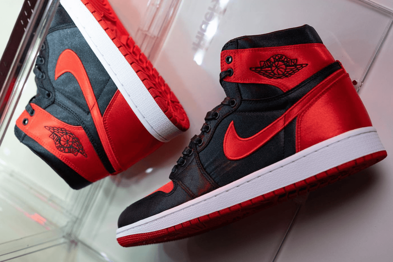 Eerste blik op de Air Jordan 1 High OG &#8216;Satin Bred&#8217;