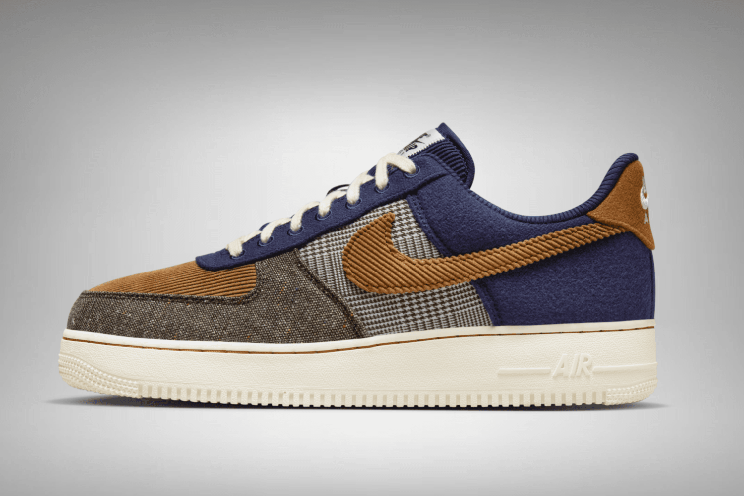 De Nike Air Force 1 Low komt in een combinatie van tweed en corduroy