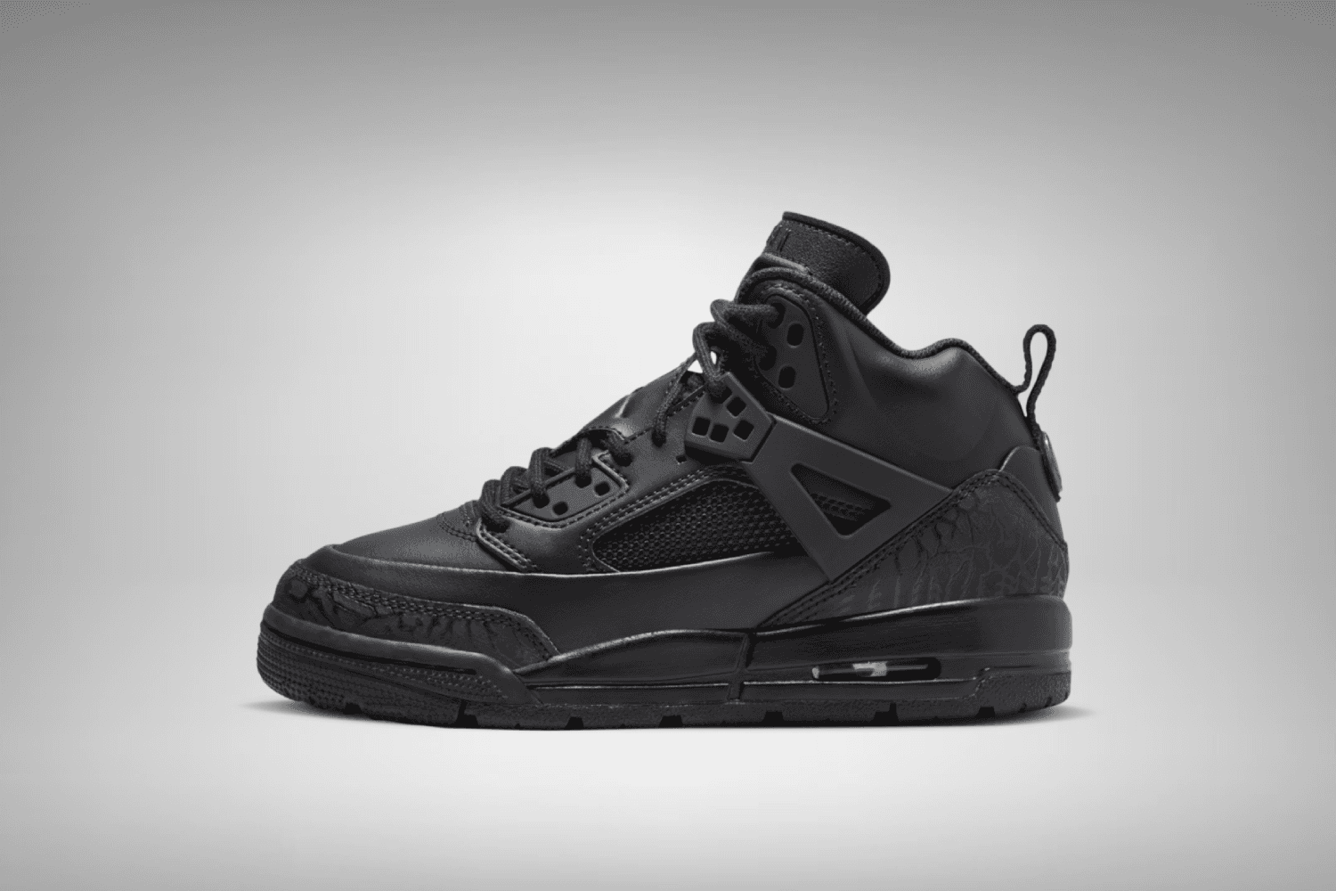 De Jordan Spizike maakt een comeback in een &#8216;Triple Black&#8217; colorway