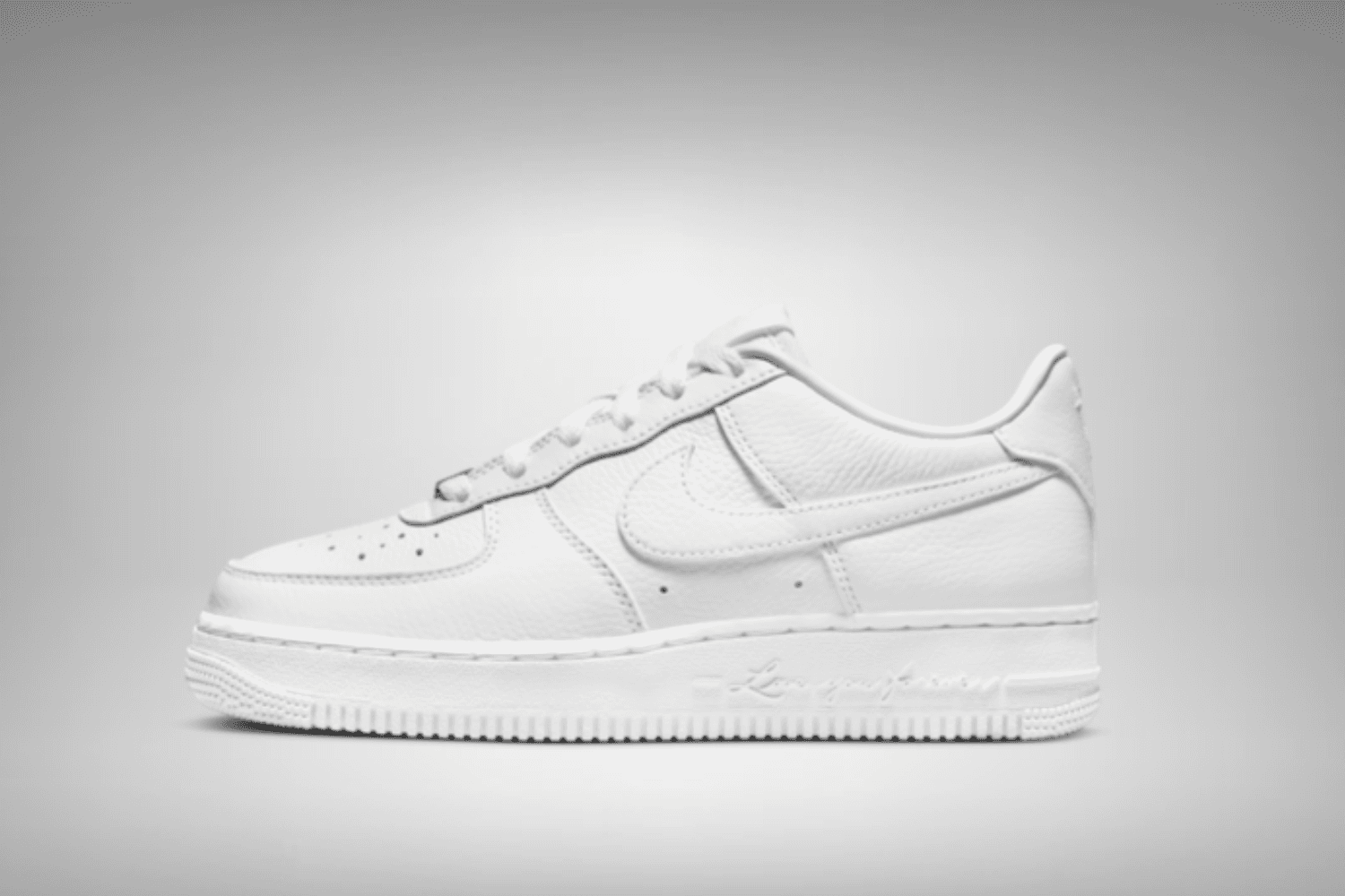 Drake&#8217;s NOCTA x Nike Air Force 1 Low &#8216;Love You Forever&#8217; nu ook verkrijgbaar in GS