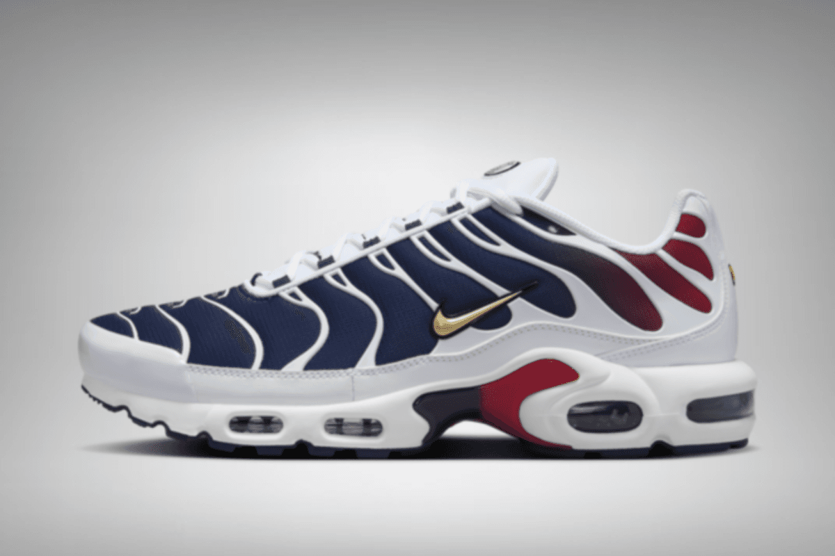 De Nike Air Max Plus wordt in een PSG-jasje gestoken