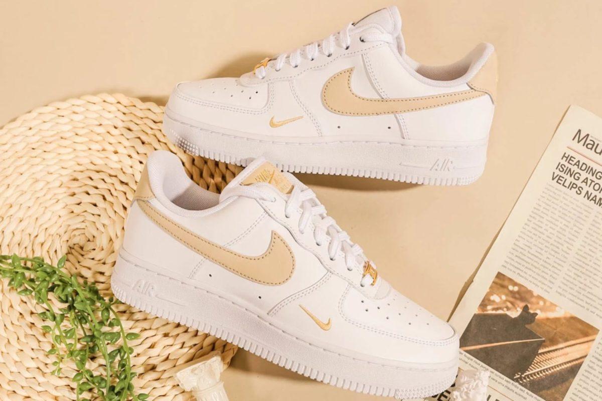 De Nike Air Force 1 &#8217;07 Essential &#8216;Beige&#8217; is een  zomerfavoriet