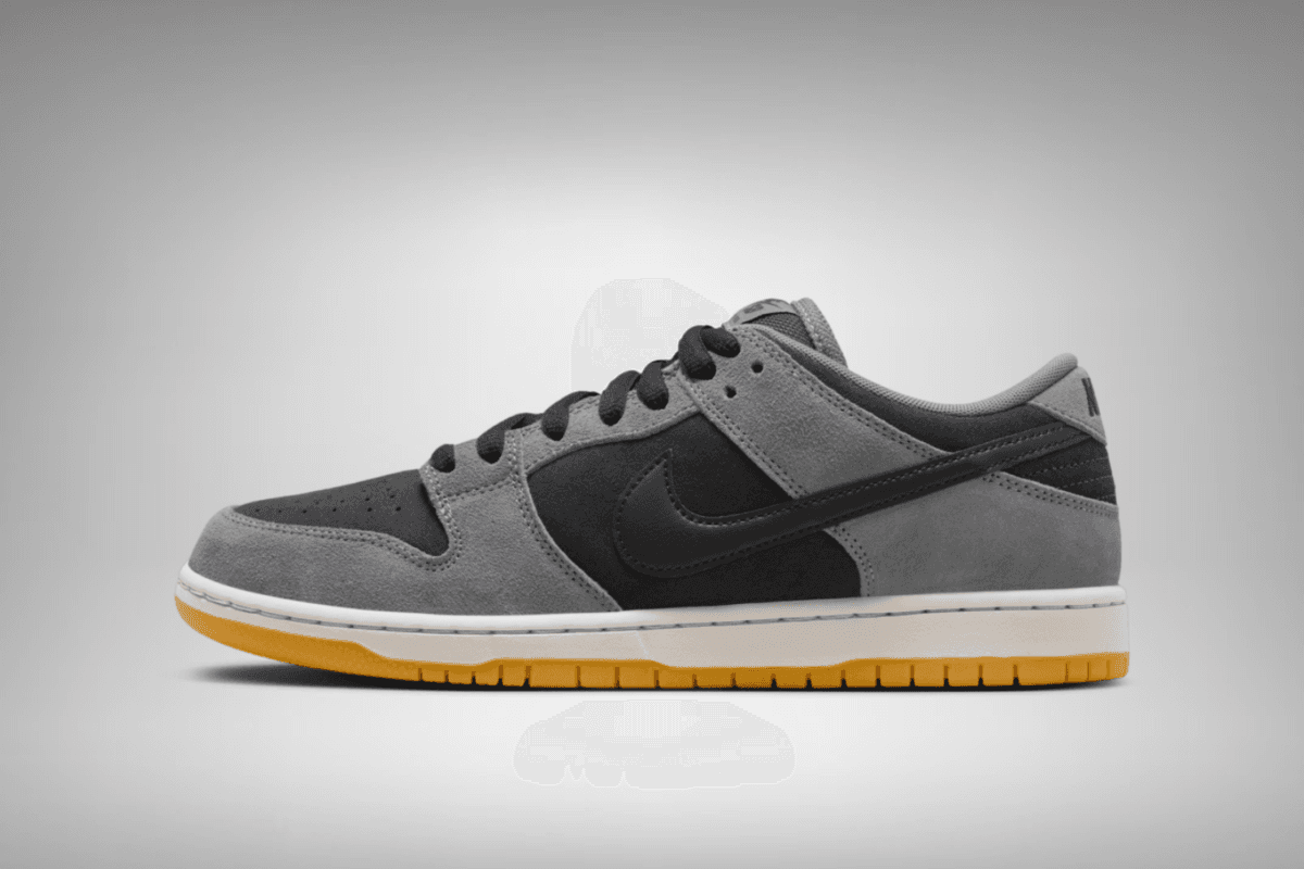 De Nike SB Dunk Low verschijnt in een &#8216;Dark Smoke Grey&#8217; colorway