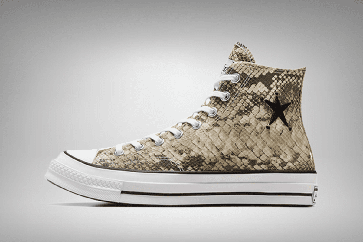 Stüssy onthult de officiële beelden van de Converse Chuck 70 &#8216;Snakeskin&#8217;