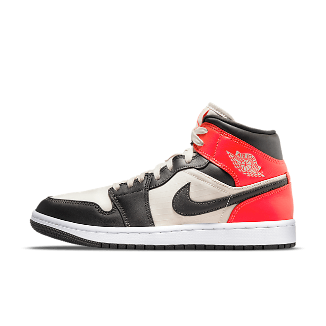 Air Jordan 1 Mid WMNS 'Light Orewood Brown'